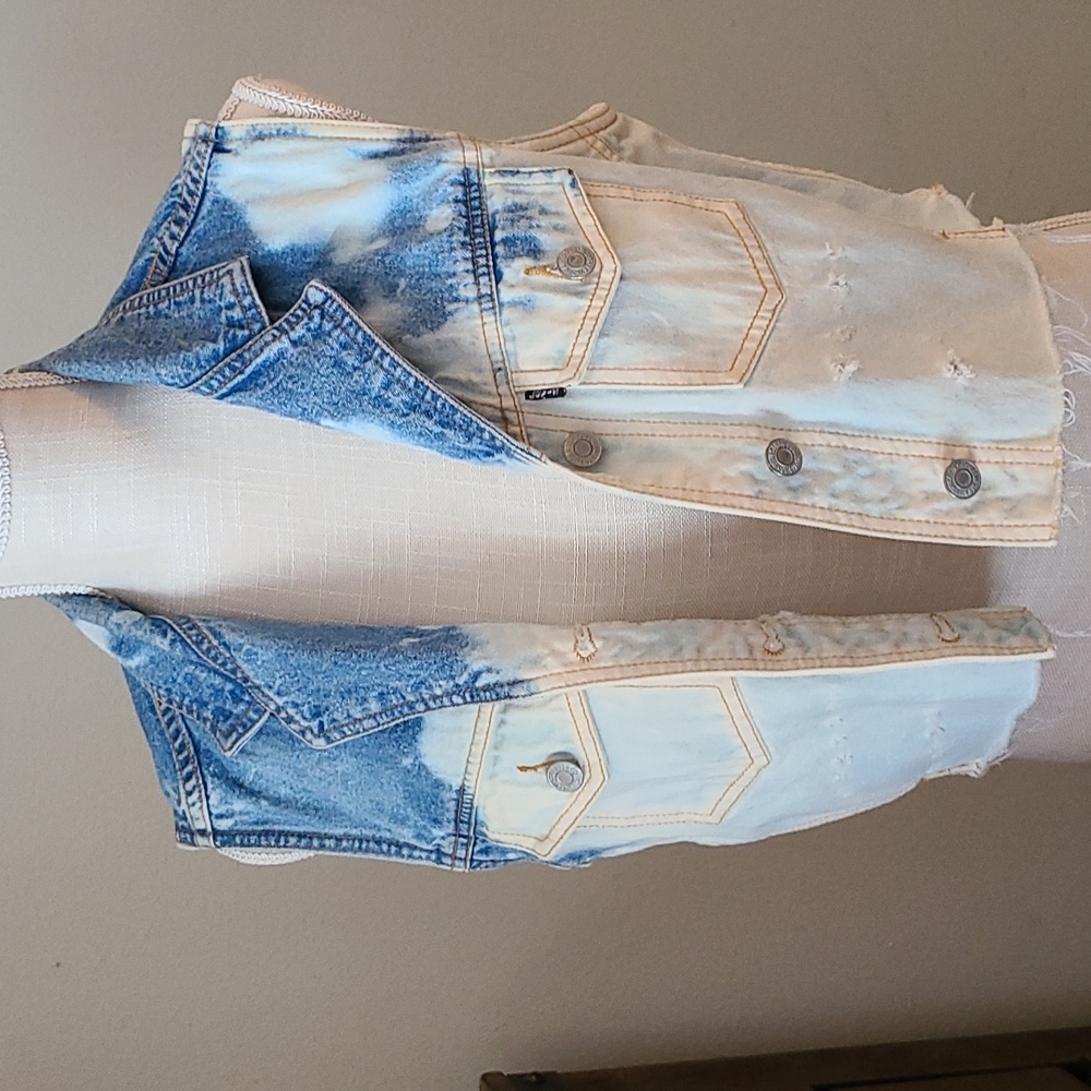 Levi's, W ,M-L, Denim Vest acid washed, distressed w crochet applique on back,
